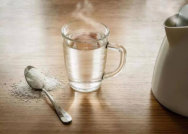 水中的微生物在高温下被杀死.开水中的钙镁对健康非