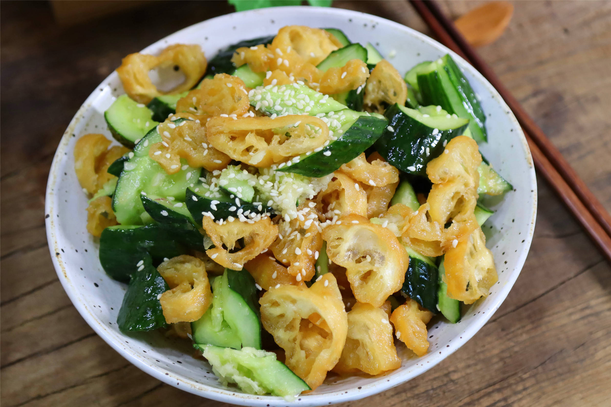 在烧烤摊超火的凉拌菜,油条和黄瓜拌一拌,酥香可口,下酒好菜_备用