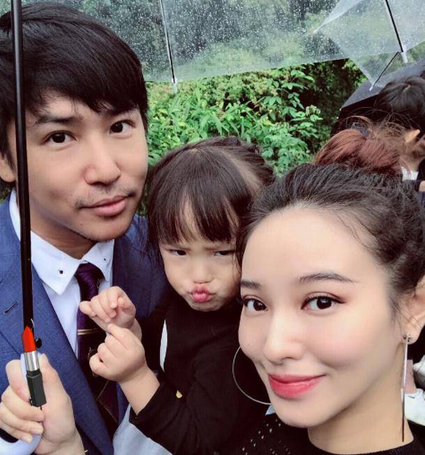 2018年,欧弟在社交平台上宣布郑云灿怀二胎,当年5月份欧弟宣布二胎得