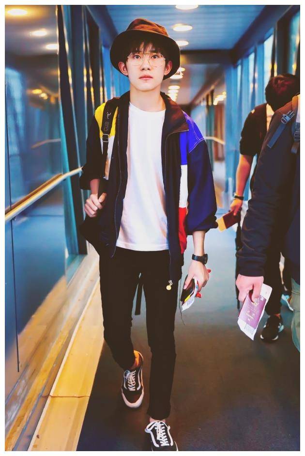 易烊千玺到底有多瘦?看他穿黑色紧身裤,女生看了都得自闭