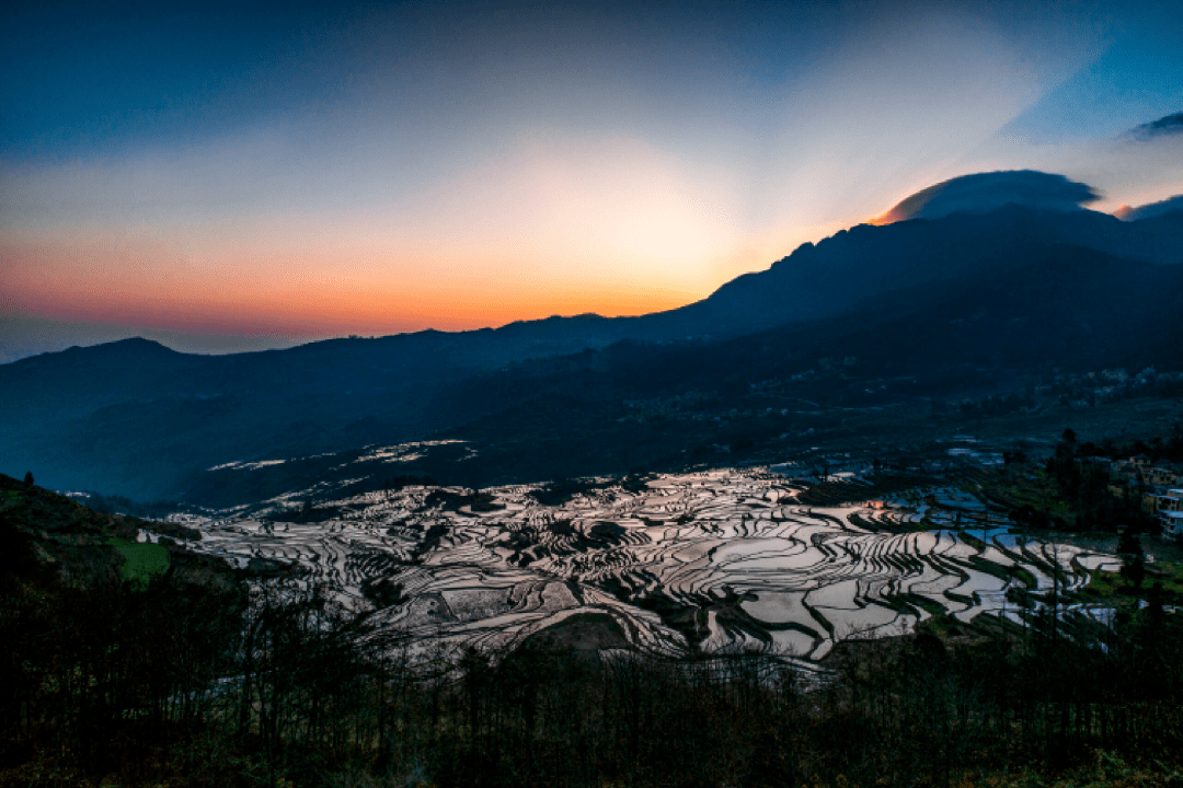 后来我又去过了许多地方但总会想起那山那水那梯田下