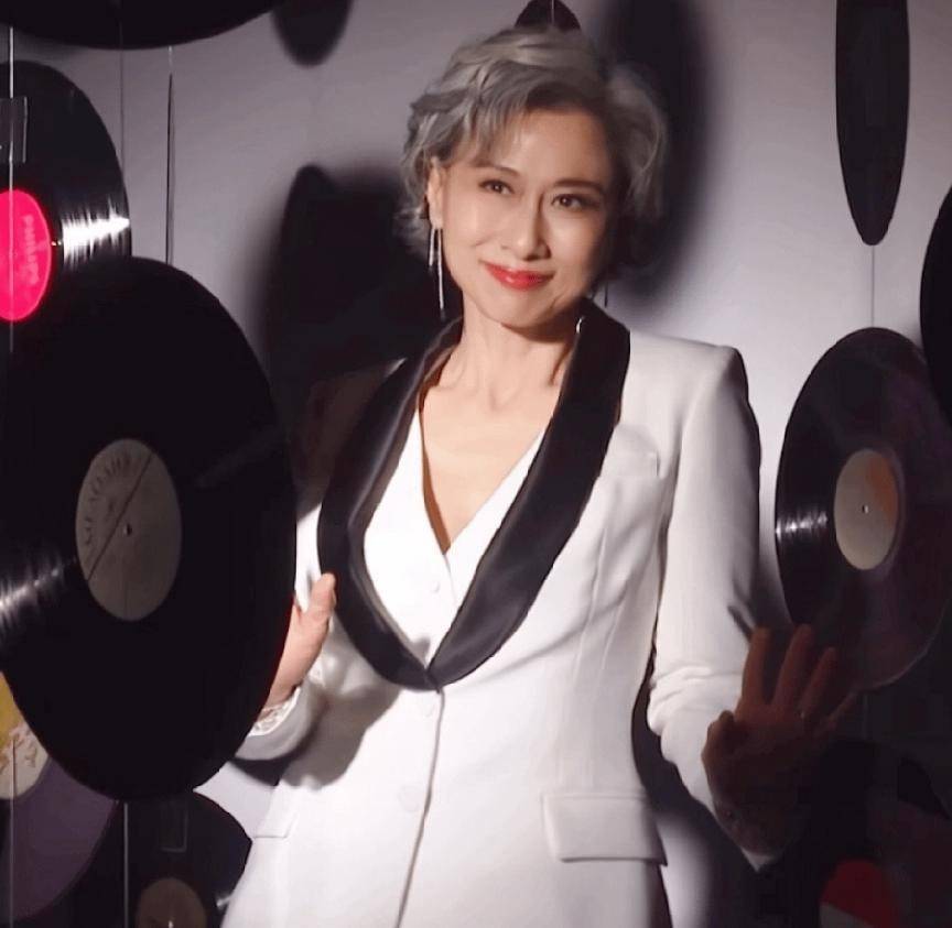 看着叶倩文的状态,我也想染白发了,就算上岁数了仍然不服老_时尚_女人