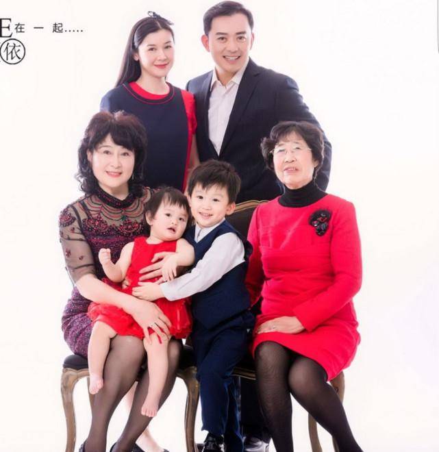 在母亲节,甄锡还带婆婆和妈妈拍了全家福,一家6口其乐融融,十分温馨