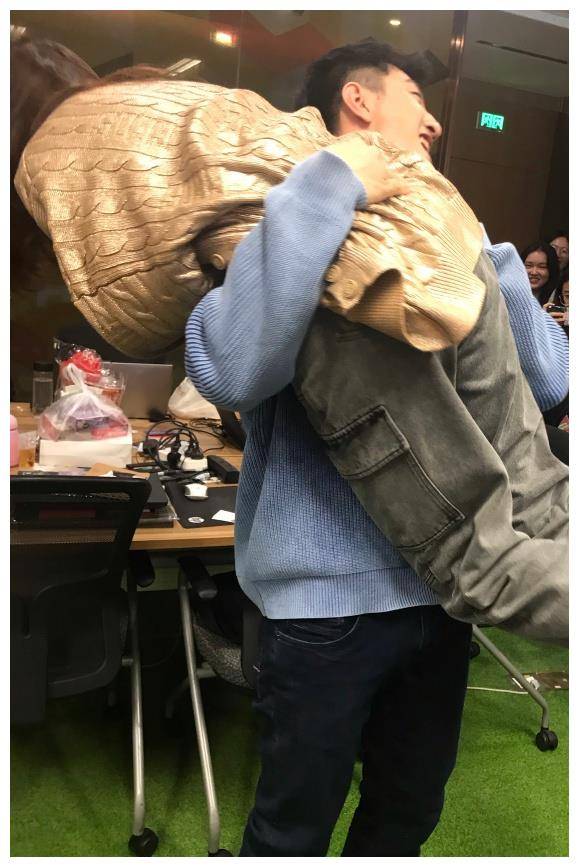 当看到她被"单肩扛"的那一刻,我承认我酸了_金汉_穿着_气质