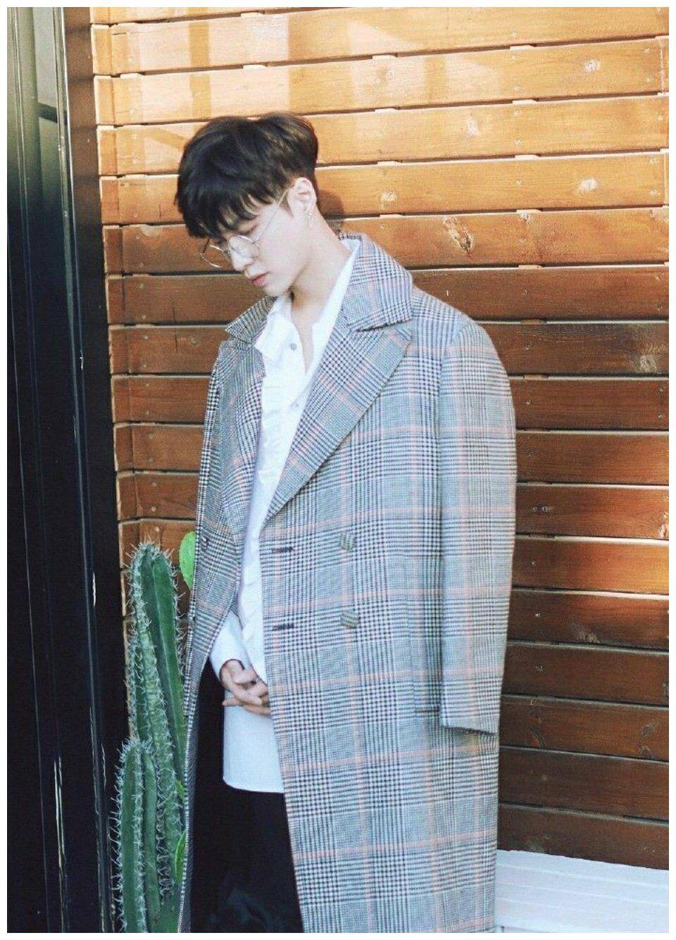 虽然选择了格子图案的外套,但是张艺兴会穿在外面.