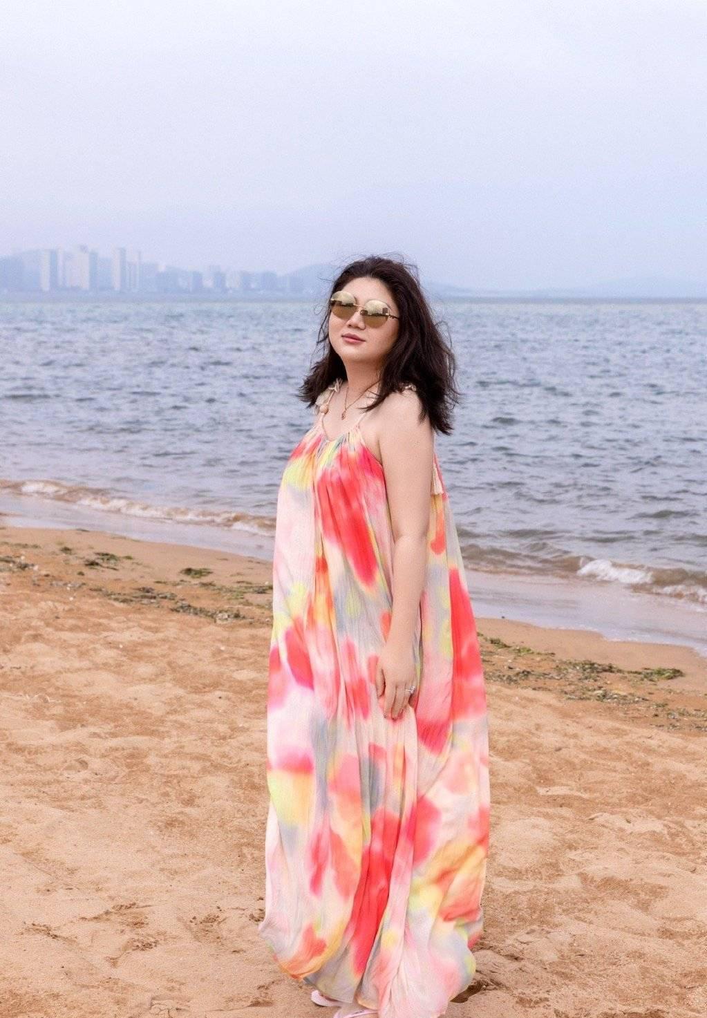 杨天真晒海滩写真大片 称海边就适合风情万种-搜狐大视野-搜狐新闻