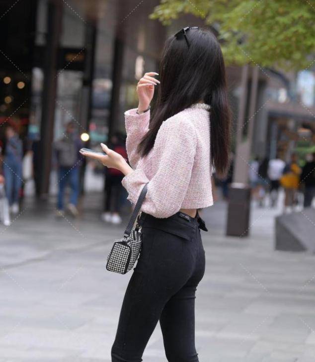 原创粉色上衣搭配黑色时尚裤时尚达人们穿搭打造潮女感