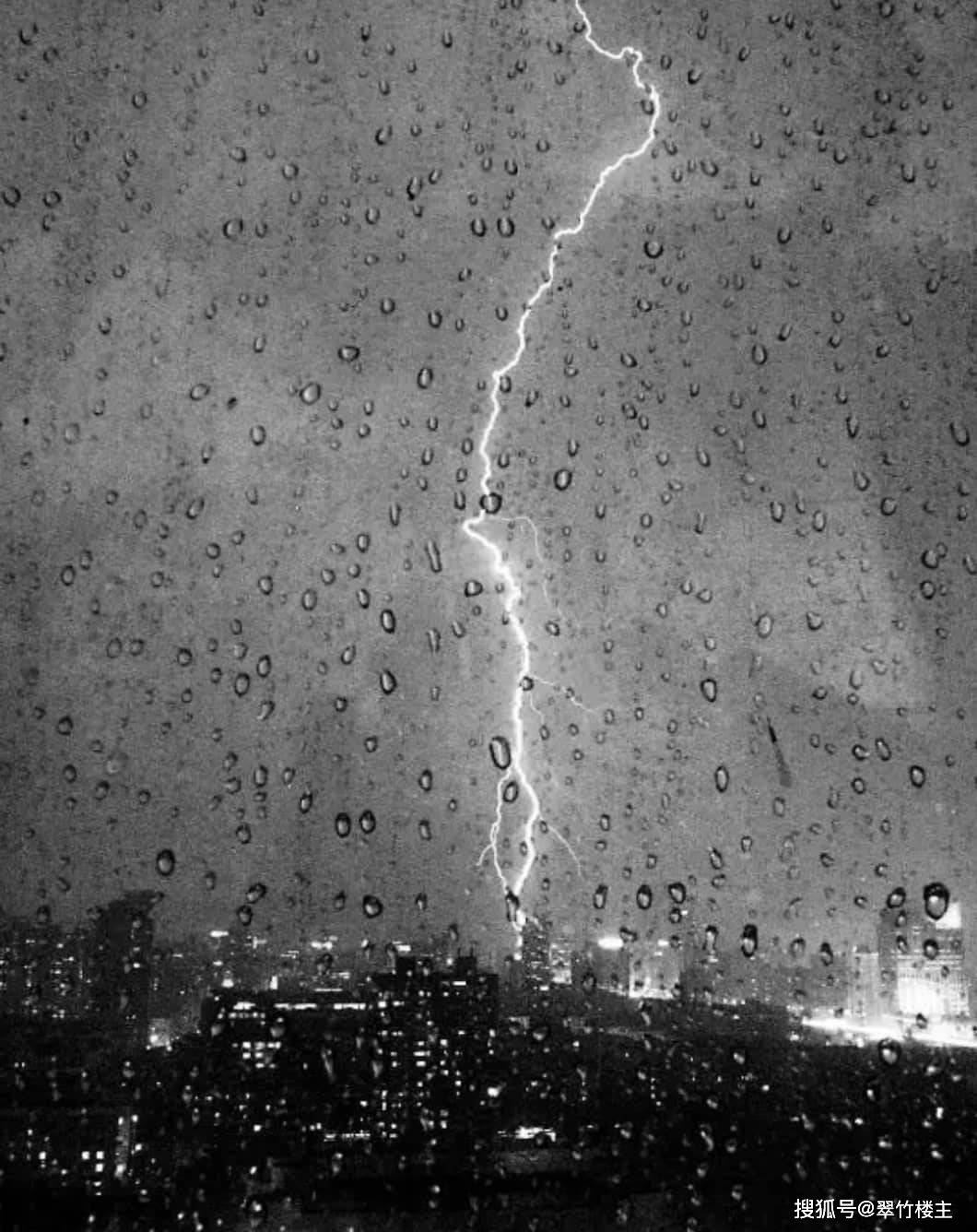 翠竹楼主原创诗第989首:五绝—无题_暴雨_仄仄仄_乌云