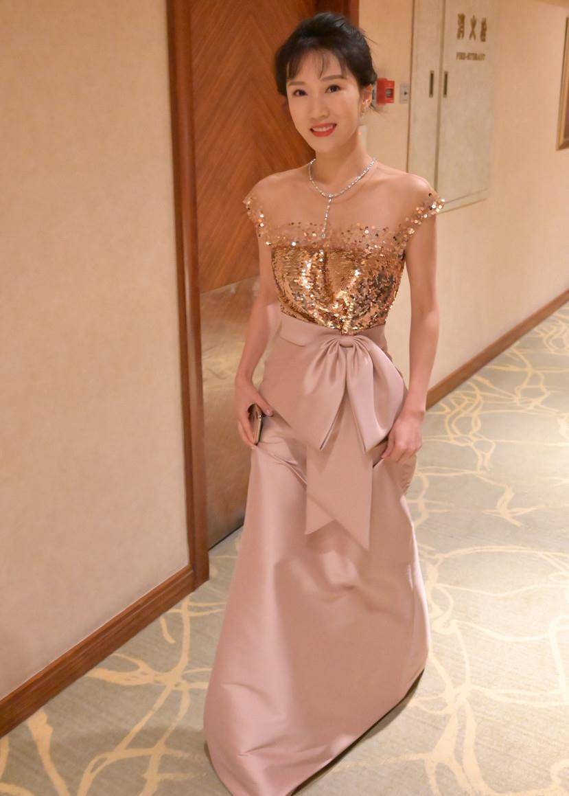 原创又被35岁李念美到了穿粉亮片裙甜美优雅扎起丸子头好少女