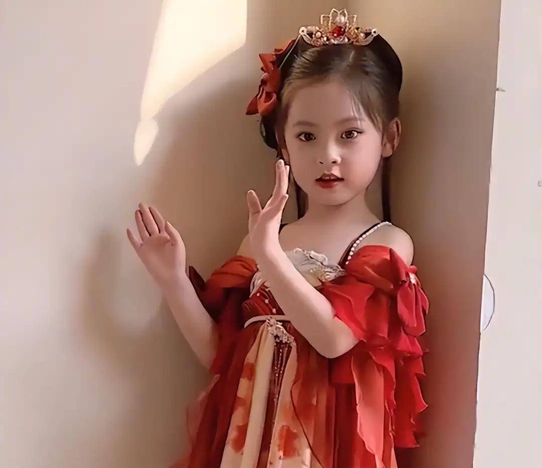 宝妈拍下女儿扭腰跳舞看呆网友:古代十岁倾国倾城是真的_小姑娘_舞蹈
