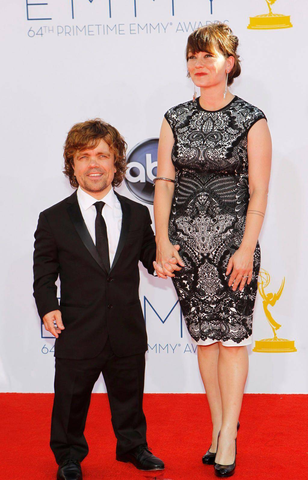 小恶魔彼特丁拉基携娇妻走红毯好甜蜜妻子穿天鹅绒裙太美