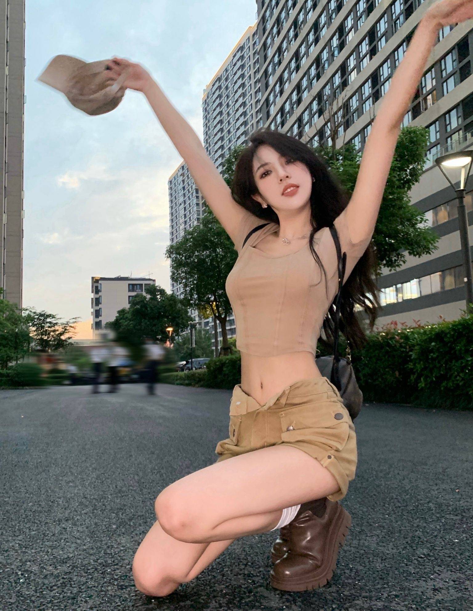 唐馨恬超短裤露脐装大长腿性感写真