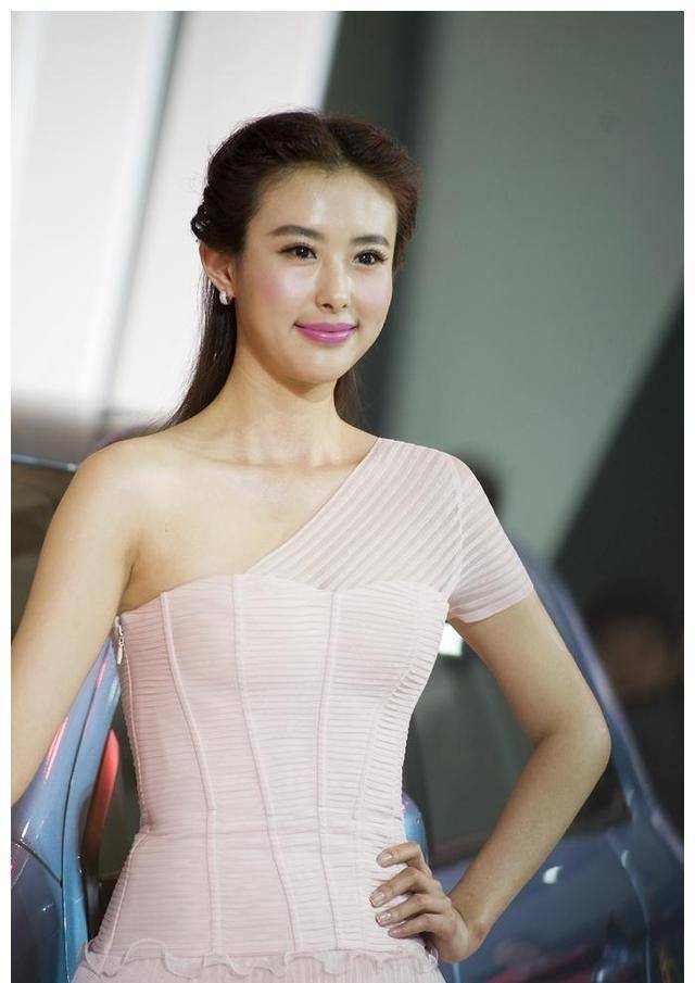 第一车模翟凌被男友戏称碧水金睛兽还曝光了她的不雅视频