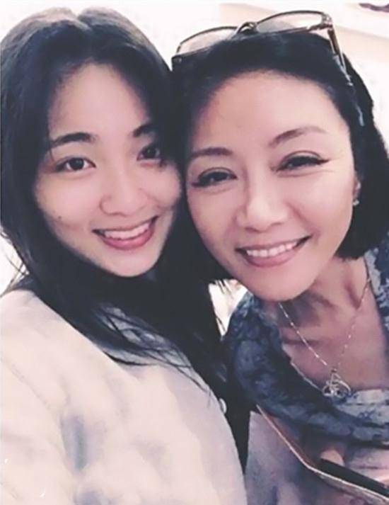 童安格61岁了,如今踪迹难寻,25岁的女儿,长相清纯靓丽端庄_陈美馨