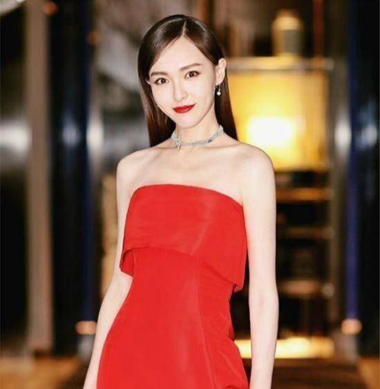 准妈妈唐嫣怀孕后更美了身穿一字肩连衣裙变少女身材依然纤瘦