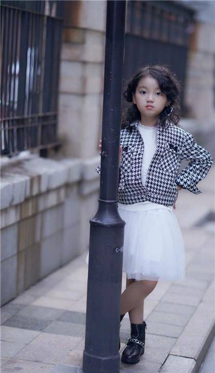 如果说孩子们的童年本应该是自由快乐的,崔雅涵显然