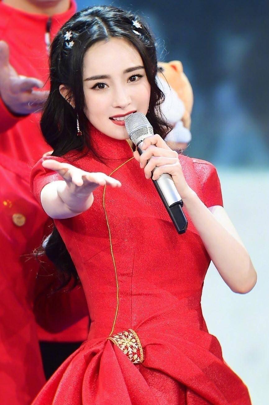 杨幂不愧是时髦精,"中国风"造型惊艳舞台,人美歌甜太养眼了_旗袍_礼服