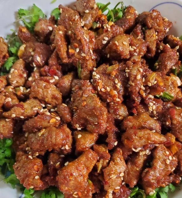 既健康又美味的孜然羊肉做法来啦_辣椒粉_香菜_盘子