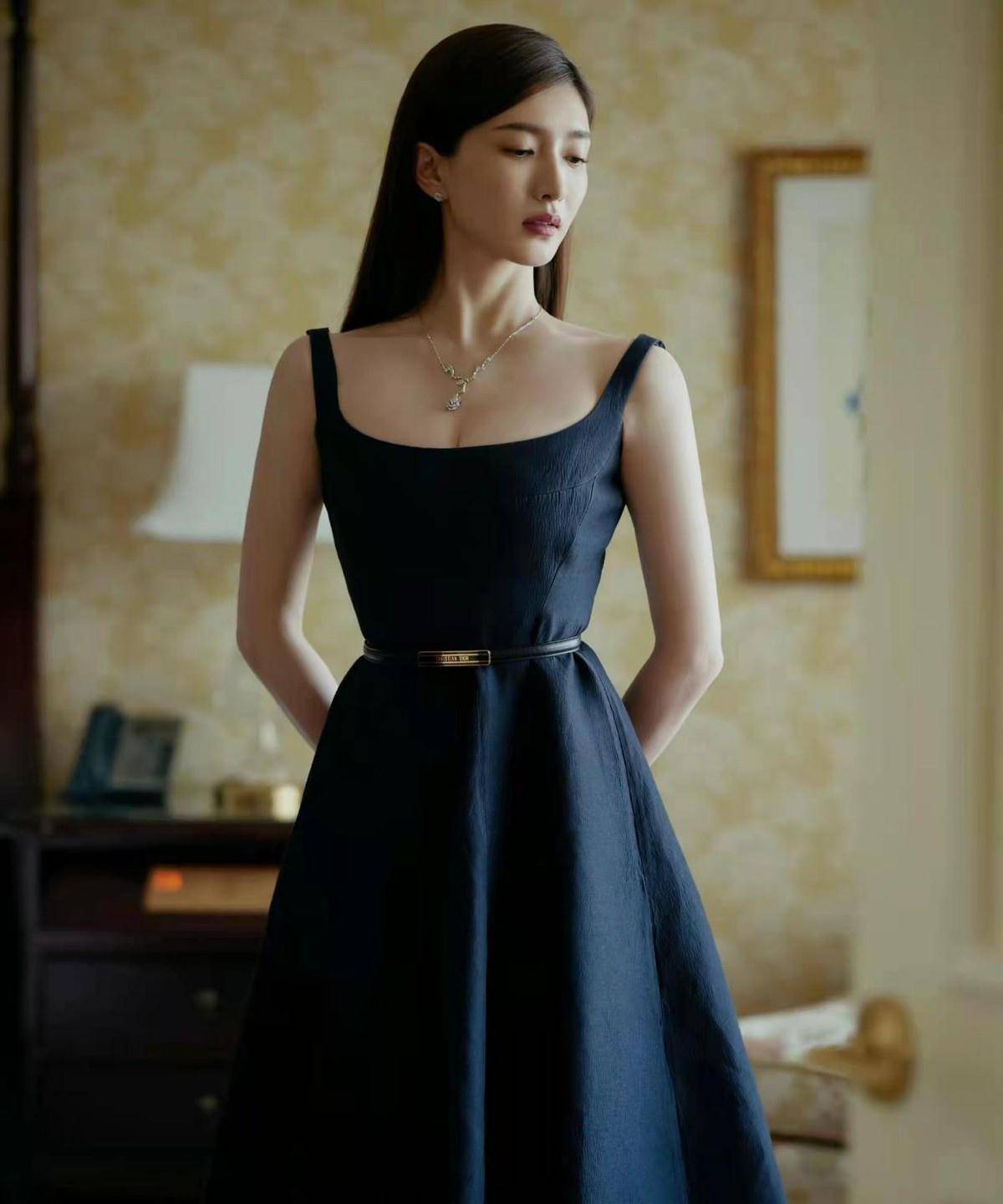 原创迪奥活动杨采钰穿露背裙跟江疏影拼美貌姚安娜颜值翻车太辣眼
