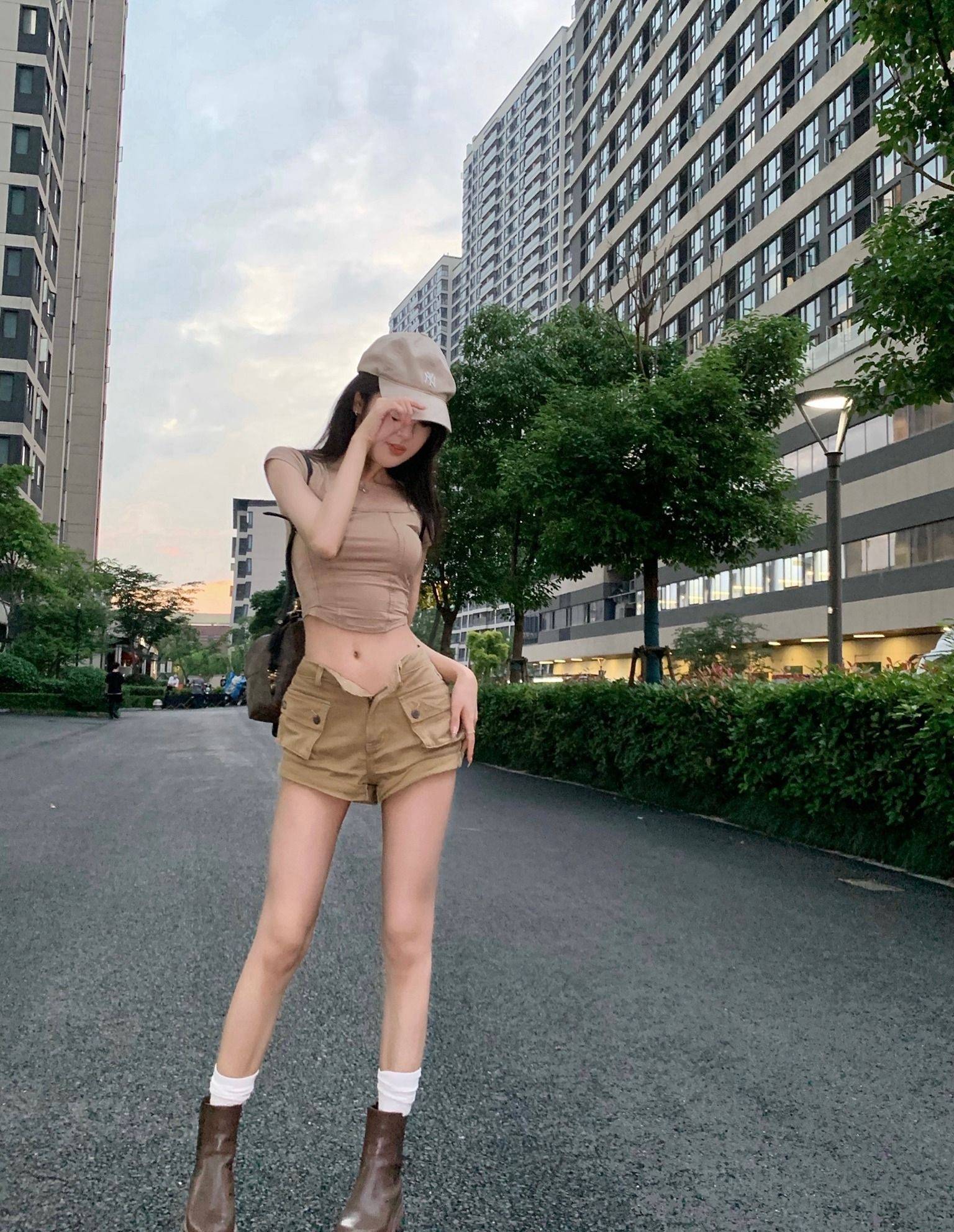 唐馨恬超短裤露脐装大长腿性感写真