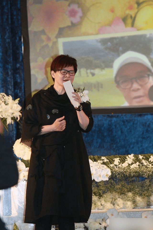 50岁柯以敏丧夫四年低调再婚与二婚老公结婚照曝光甚是般配