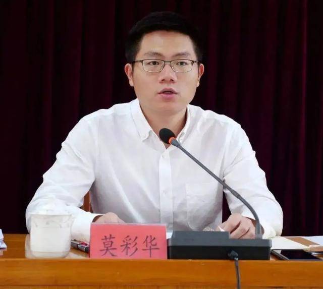 我国首位"90后"县长走红,外形英俊潇洒,"个人背景"让人羡慕