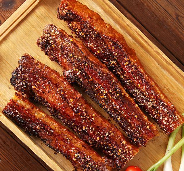 最近爆火的脆皮烤五花肉在家没有烤箱也能做简单又美味