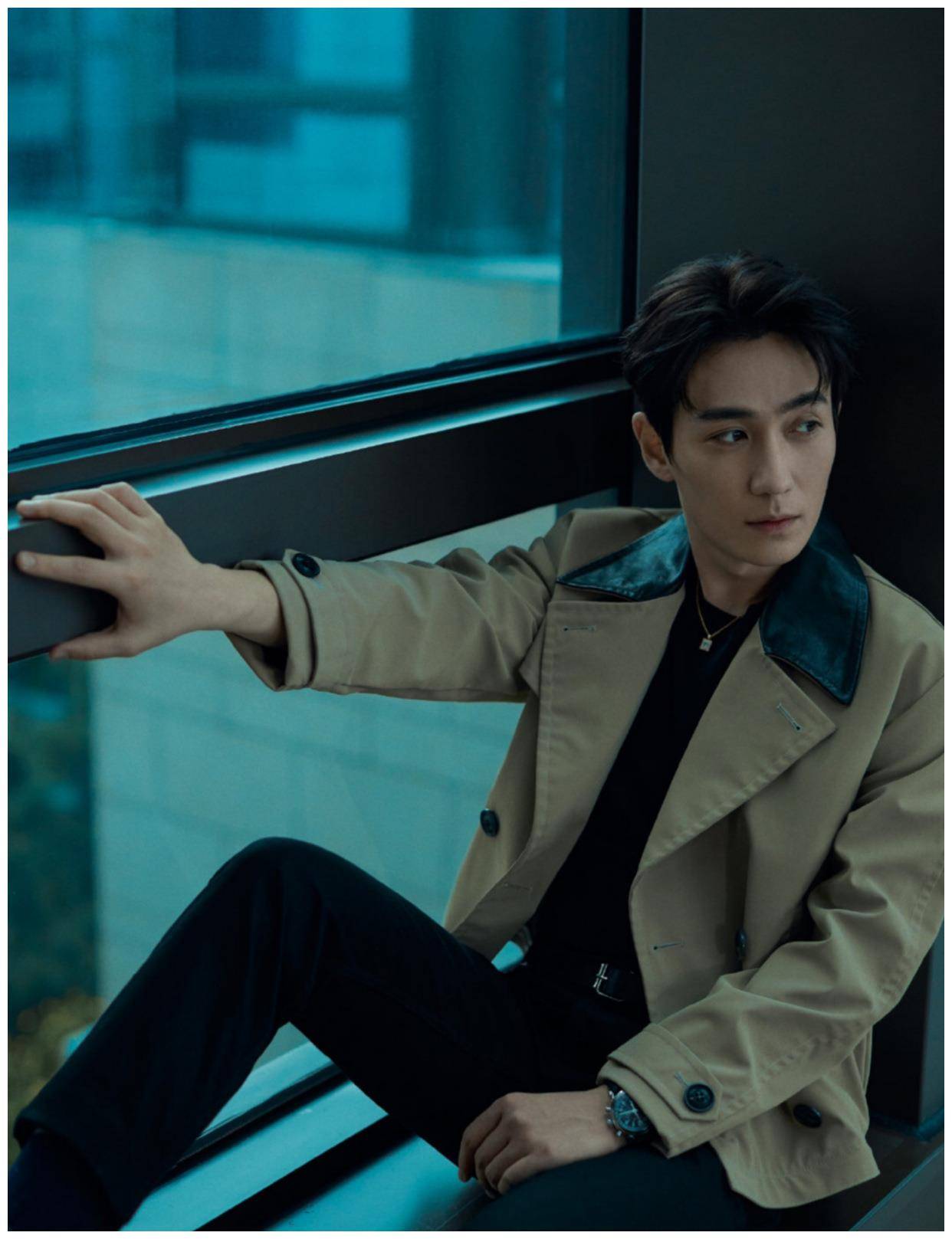 原创朱一龙又出新照印花衬衫配休闲裤羊毛卷发尽显儒雅绅士范