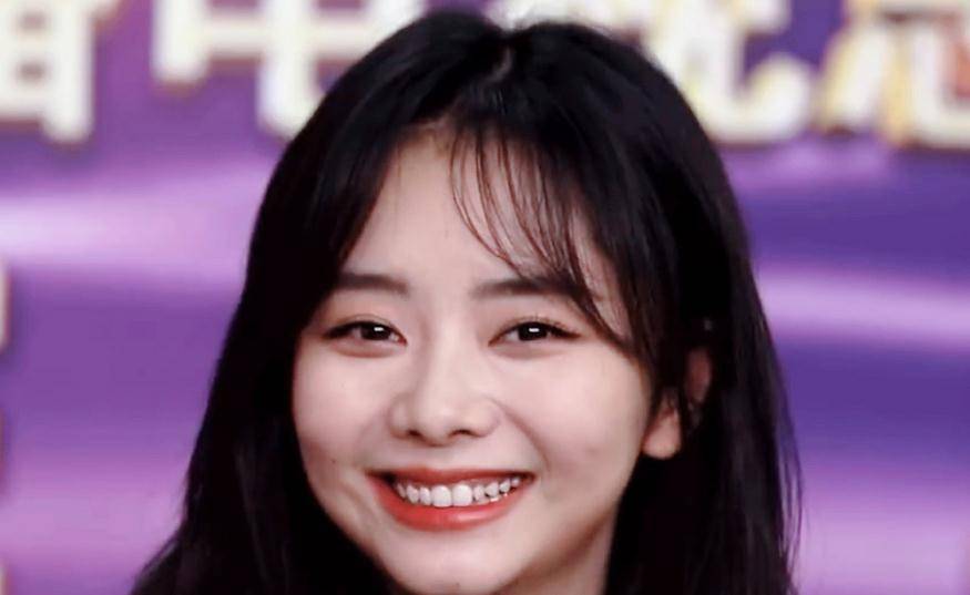 原创谭松韵接受电视采访镜头下的脸毫无瑕疵宛如18岁少女