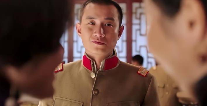 一边咬牙切齿地说着他是坏男人,一边真香地看着张学良跟他表嫂耍无赖