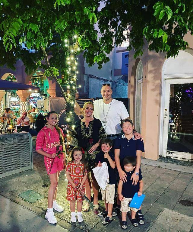 泰森富里妻子分享结婚前的复古照片