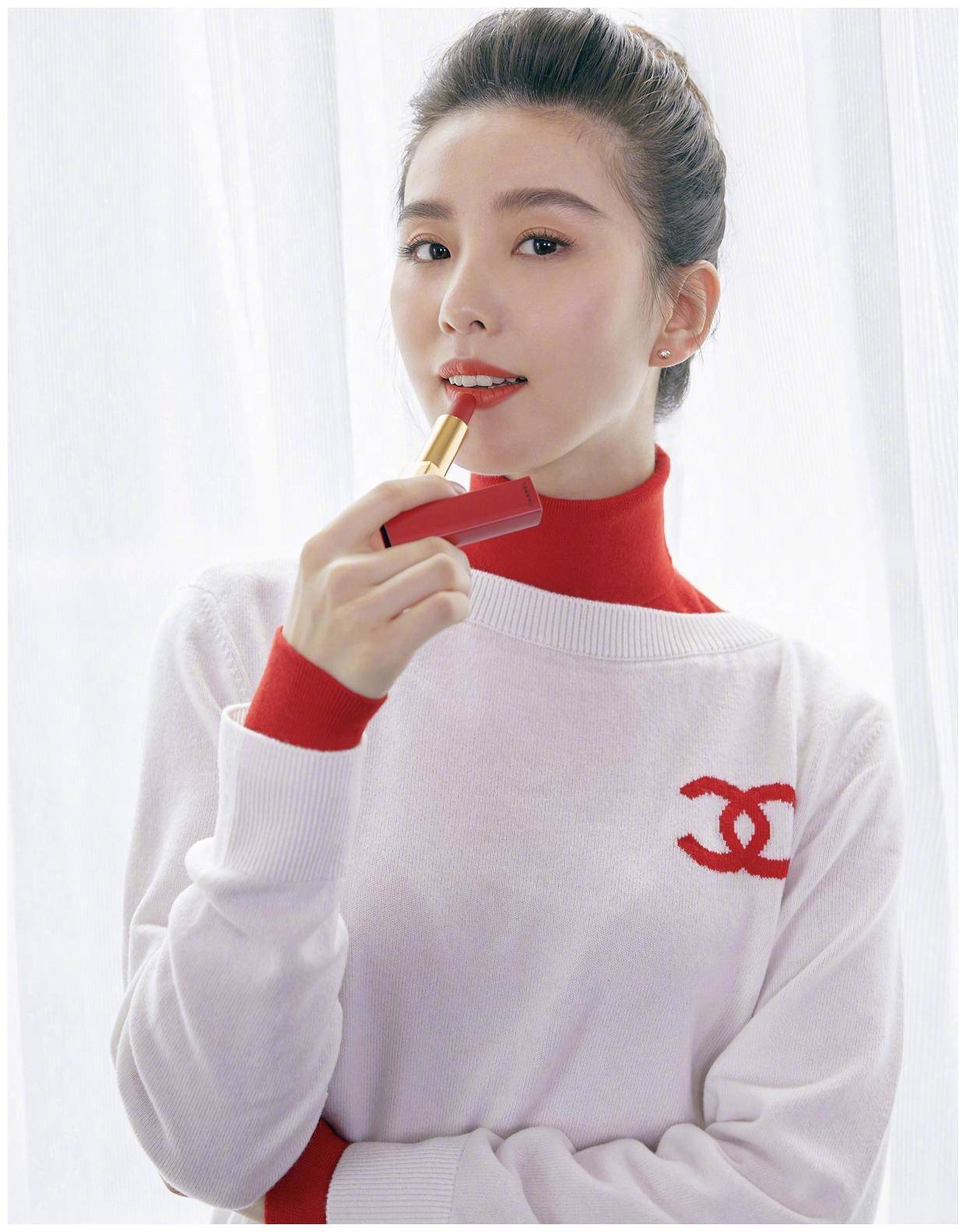 刘诗诗高颜值就是任性穿基础款外套搭配牛仔裤走基层减龄时髦