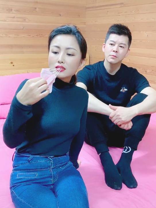 张可则一言不发,身穿黑色紧身毛衣,搭配一条蓝色牛