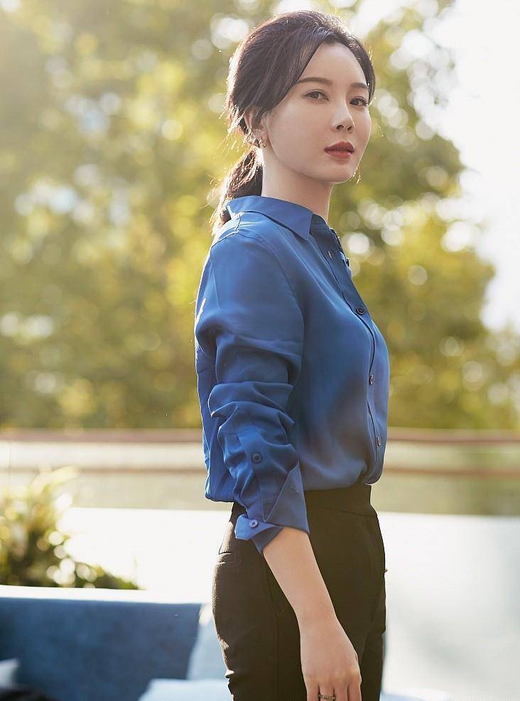 原创中年女人如何显气质跟陈数玩转职场穿搭侧颜杀名不虚传