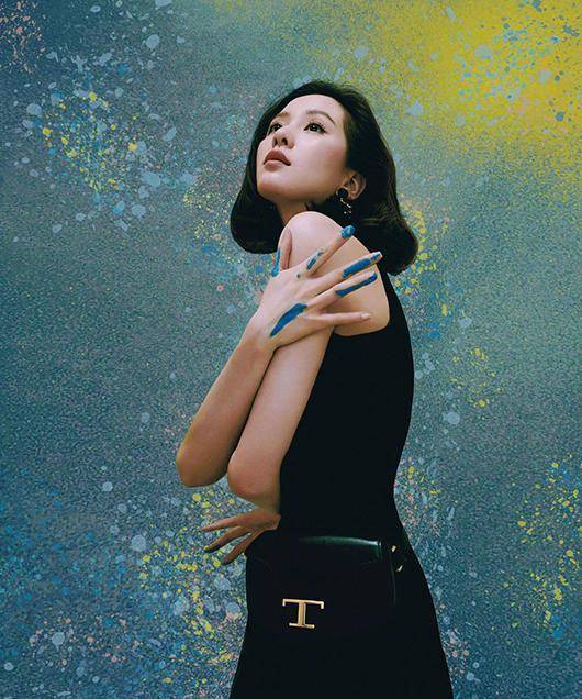 原创刘诗诗杂志大片来袭多款造型展现高级时尚感目光沉静温婉动人