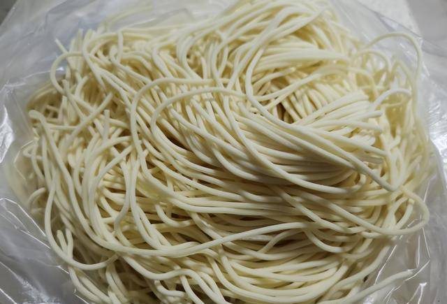 步骤1:新鲜面条煮熟过凉水备用.