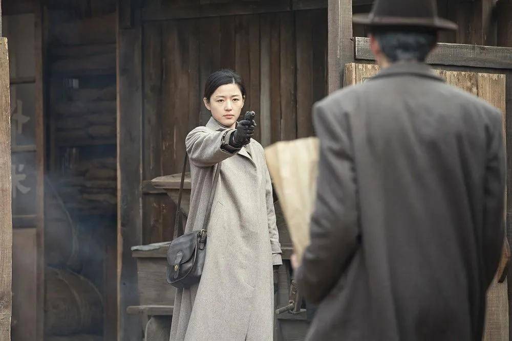 邝惠安也确实了得,最著名一次的仁济医院锄奸案,对叛徒追杀是不死不休