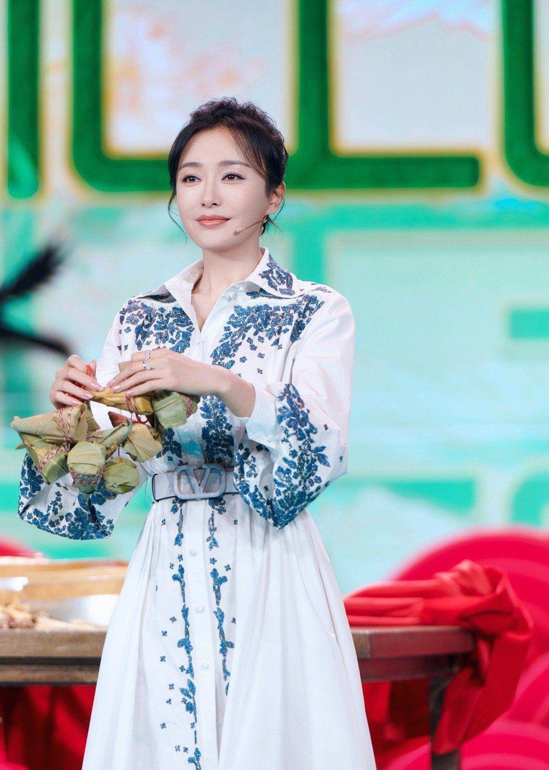 秦岚青花瓷礼服出席活动不失东方美人古典气质尽显优雅气质