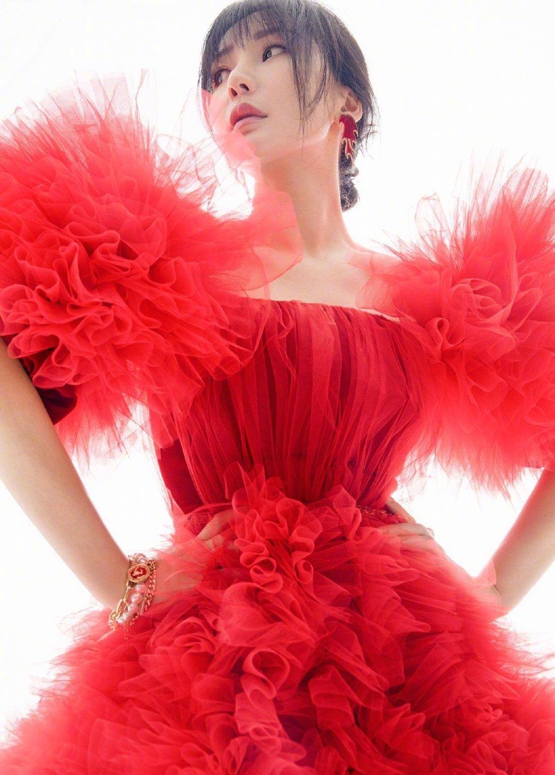 张雨绮美得真迷人,红色风衣裙简约大气,一身女王范儿