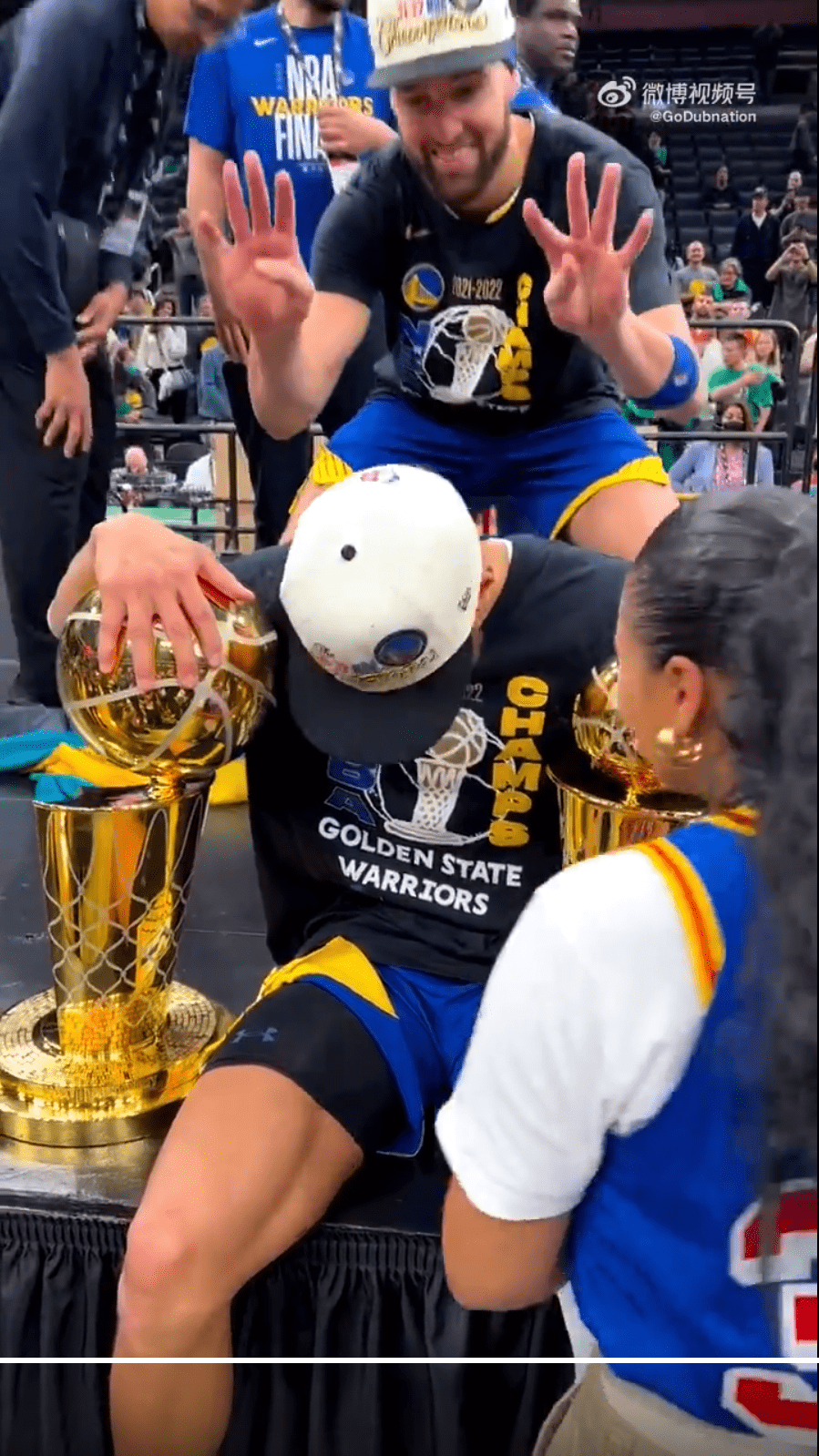 幸福库里夺冠抱俩奖杯和离婚父母合照妻子阿耶莎过来和老公热吻