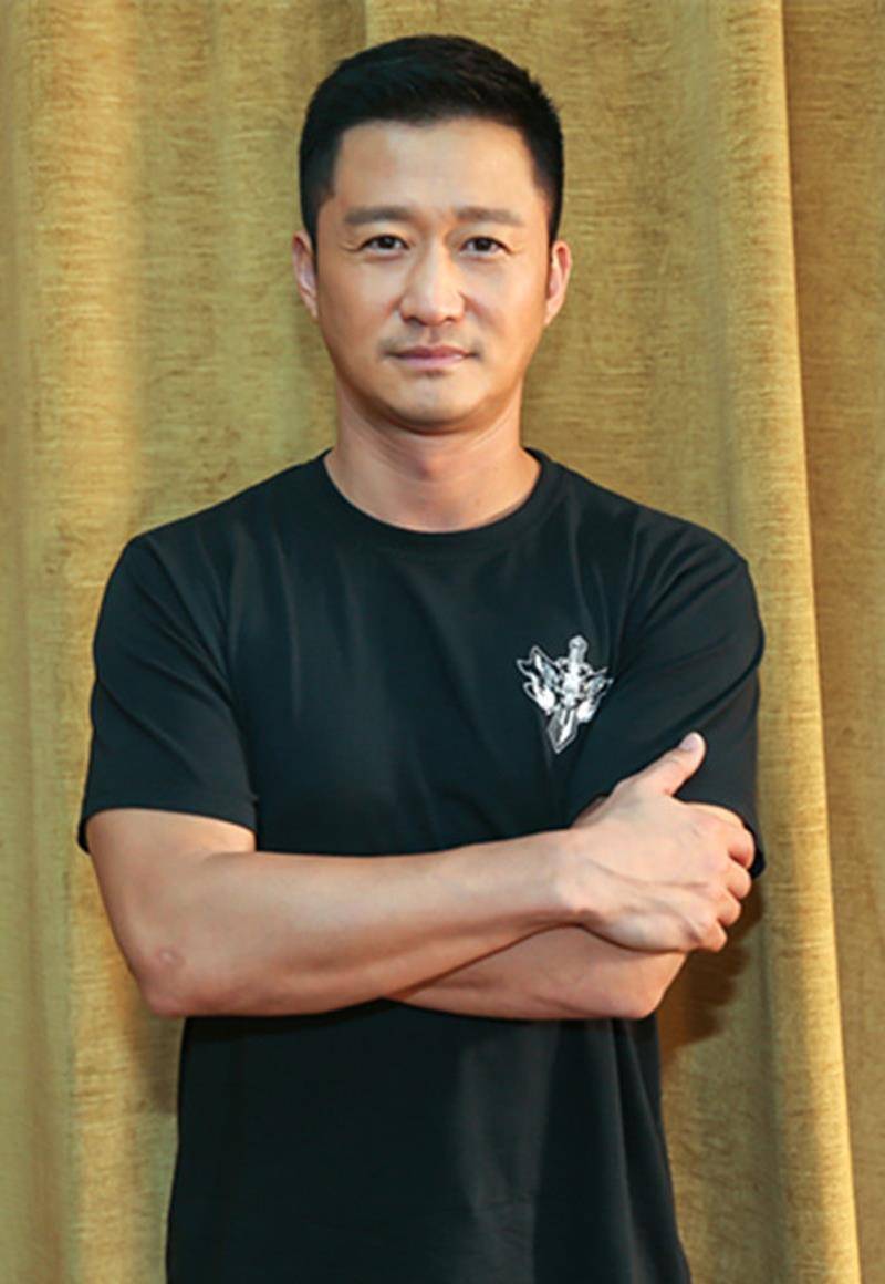 她当年"嫌弃"吴京穷,嫁给富豪被分手,如今只能靠卖鱼为生!