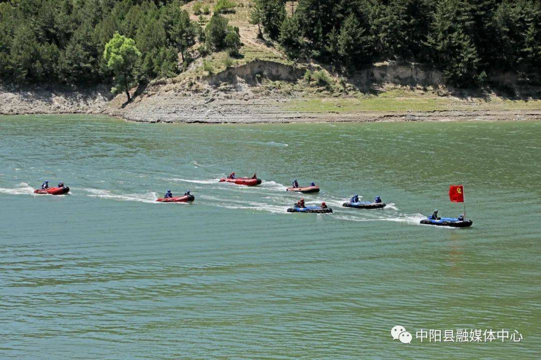 3点30分,在陈家湾水库一处宽阔的水面上,多艘冲锋舟以网格化编队在