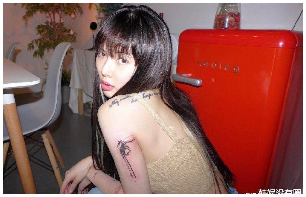 "小野马"金泫雅晒肩部,背部文身,大家却更关注她的身材_韩娱_照片