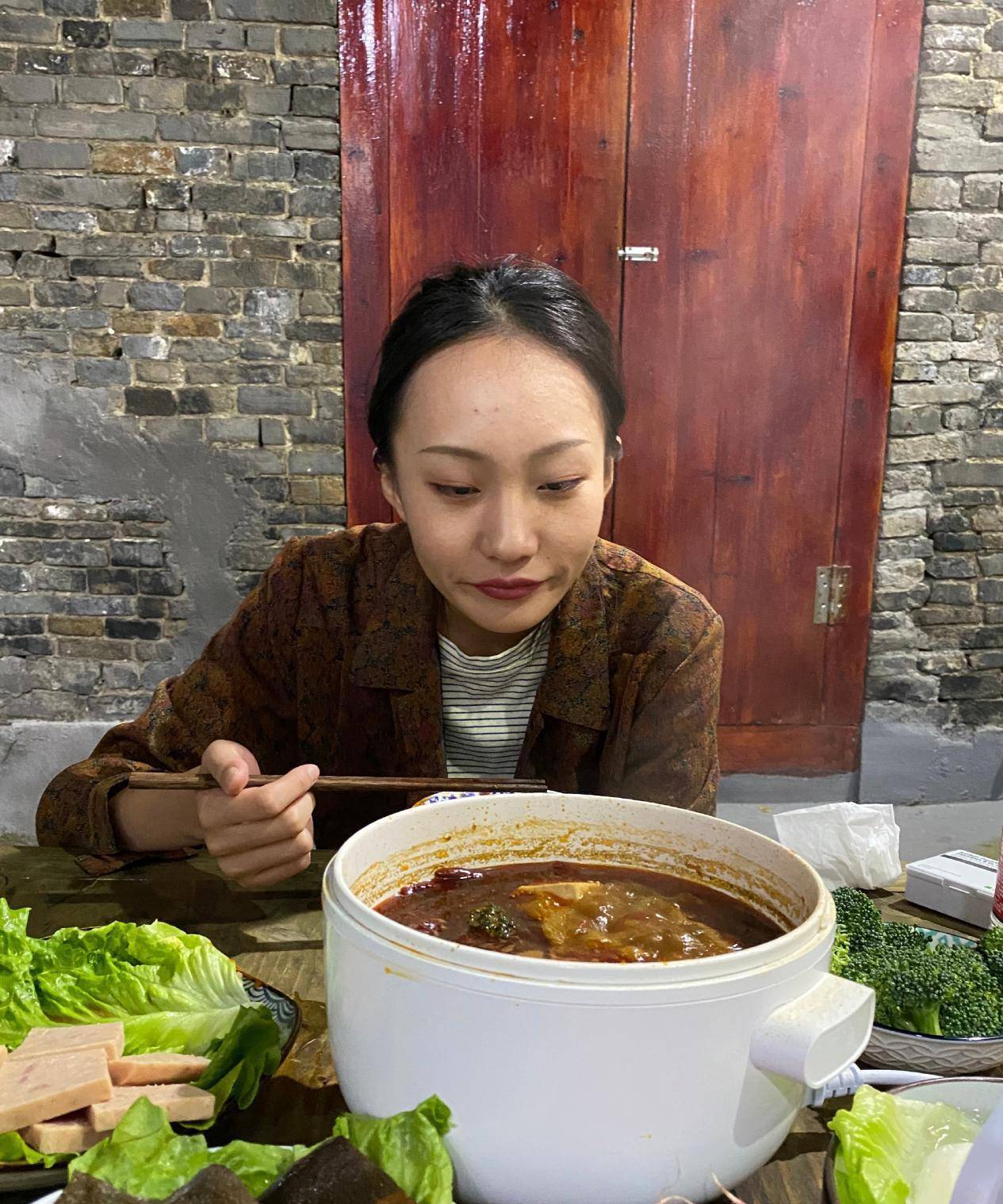 原创千万网红贝勒爷晒杂志新照水里凹造型美到犯规发际线一点不秃