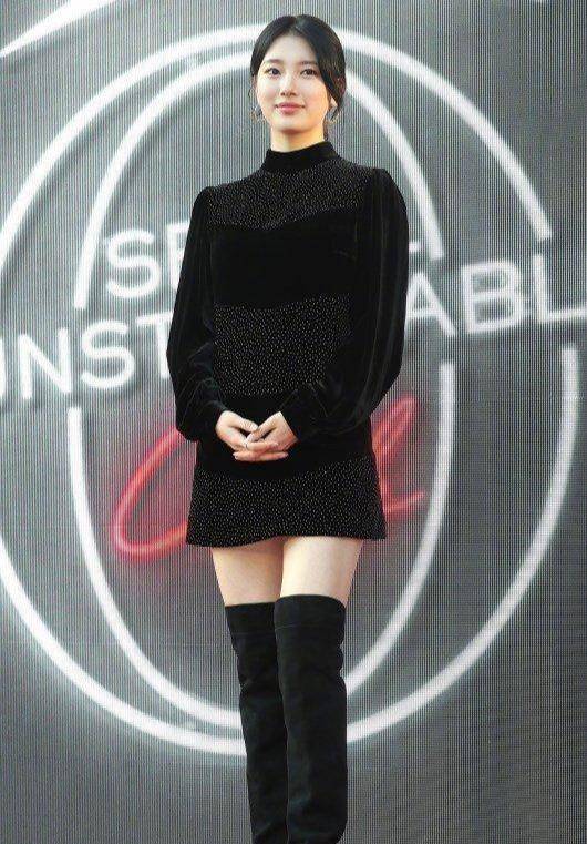 原创             韩星裴秀智真该换造型师了，穿黑色丝绒裙太显老气，起码老了10岁