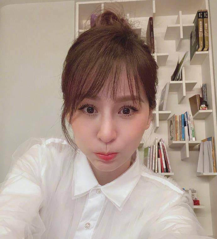 原创王心凌哪像37岁的人穿白衬衣扎丸子头甜美可爱比出道时还要嫩