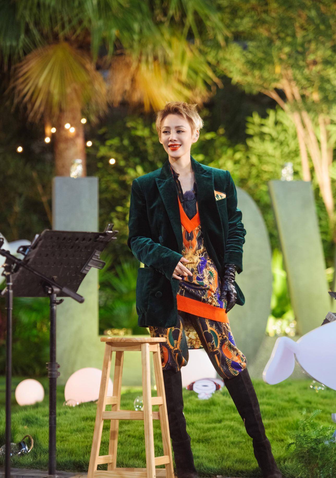 原创看宁静创造营如何称霸全场潮短发个性十足穿靴子大秀美腿