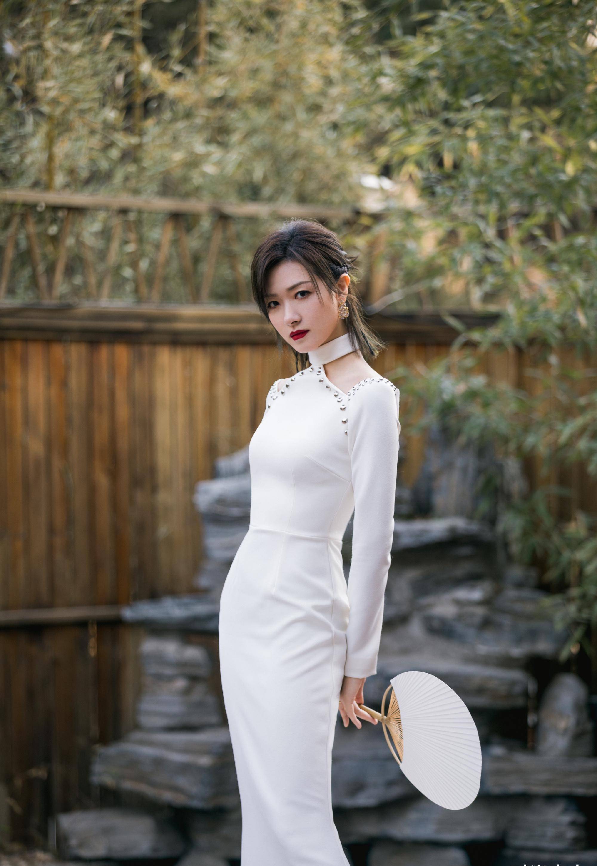万茜春日阳光下美出天际衬衣风连衣裙配水晶凉拖仙气十足