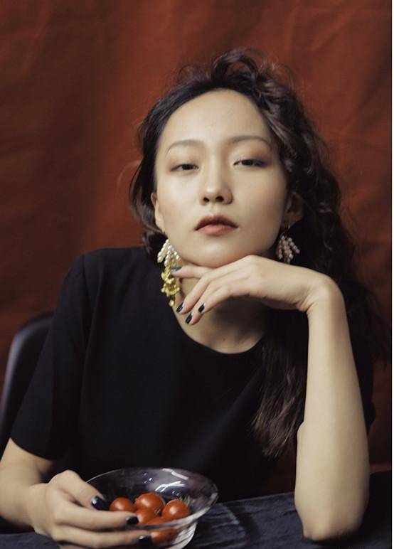 原创千万网红贝勒爷晒杂志新照水里凹造型美到犯规发际线一点不秃