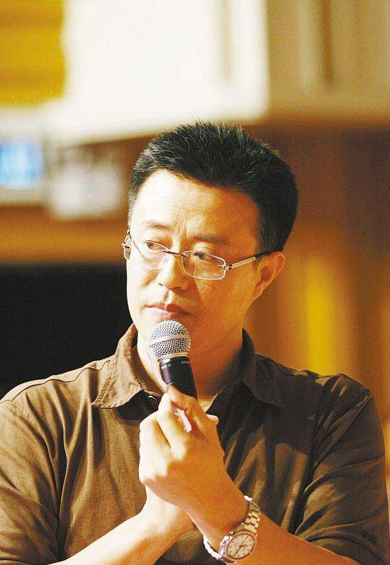 原创电视主持白燕升不离不弃照顾瘫痪妻子终收获儿女双全